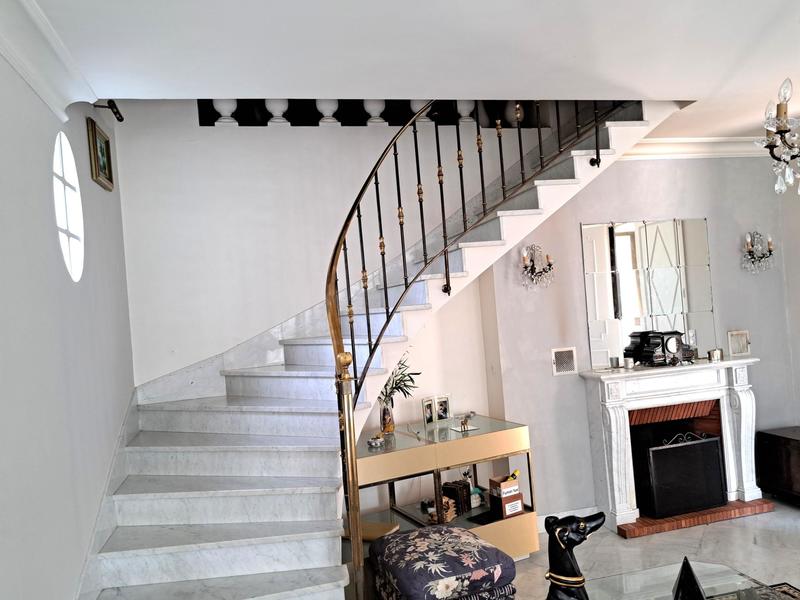 Propriété - 250 m² - 8 pièces