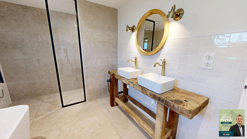 Maison - 239 m² - 6 pièces