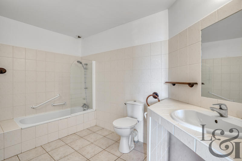 Maison - 1 600 m² - 40 pièces