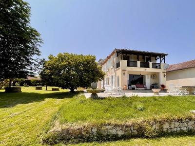 Maison - 388 m² - 10 pièces