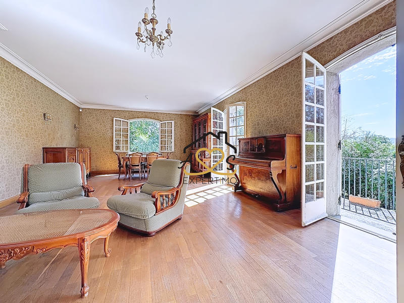 Maison - 240 m² - 11 pièces