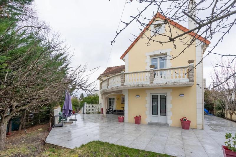 Maison - 330 m² - 11 pièces