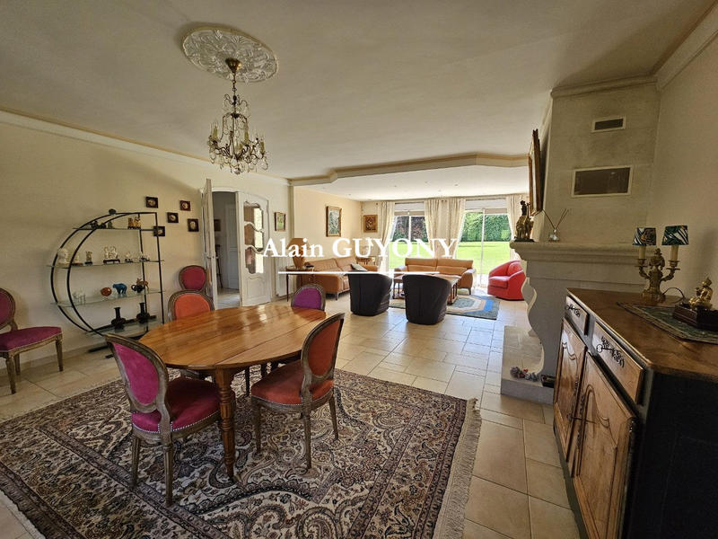 Maison traditionnelle - 249 m² - 7 pièces