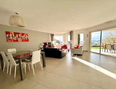 Maison - 12 m² - 6 pièces