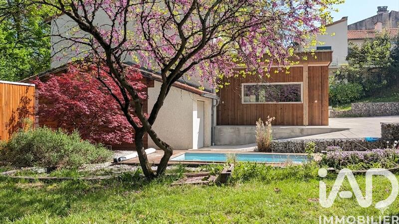 Maison - 202 m² - 6 pièces