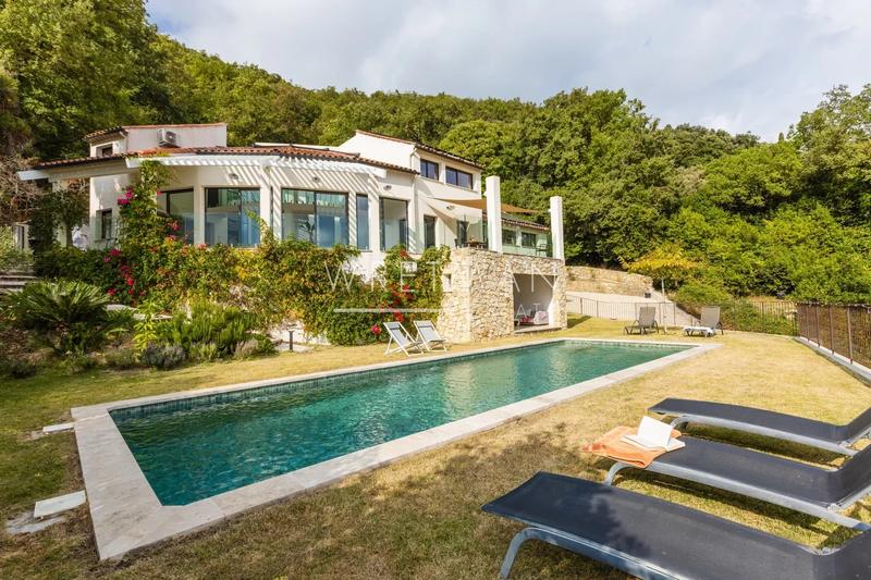 Maison - 214 m² - 7 pièces