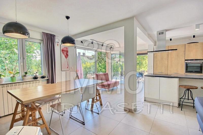 Villa - 1 365 m² - 5 pièces