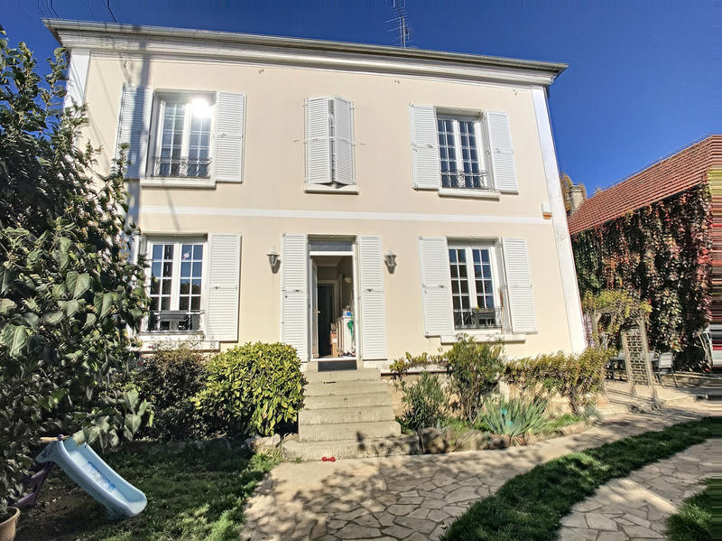 Maison - 185 m² - 9 pièces