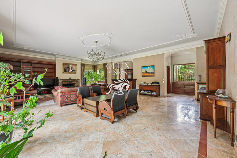 Maison - 365 m² - 12 pièces