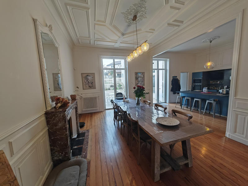 Maison - 256 m² - 9 pièces