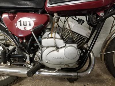 Kawasaki Avenger 350 kawasaki rouge 0350