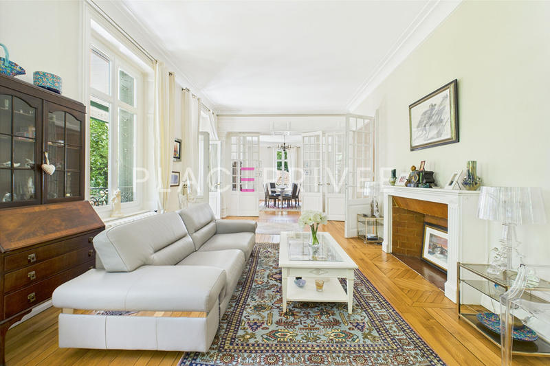 Maison - 325 m² - 10 pièces