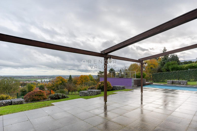 Maison - 320 m² - 7 pièces