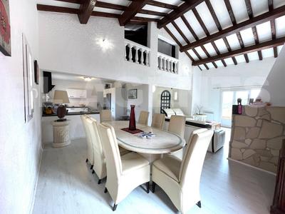 Maison - 224 m² - 9 pièces