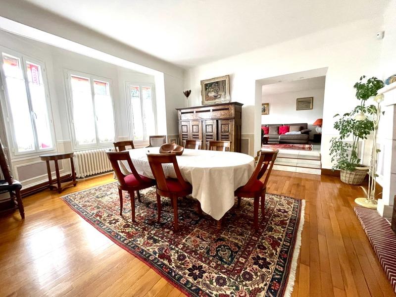 Maison - 225 m² - 9 pièces