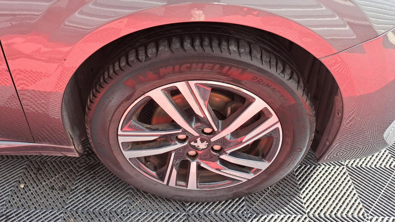 Peugeot 208 bluehdi 100 ss bvm6 allure business