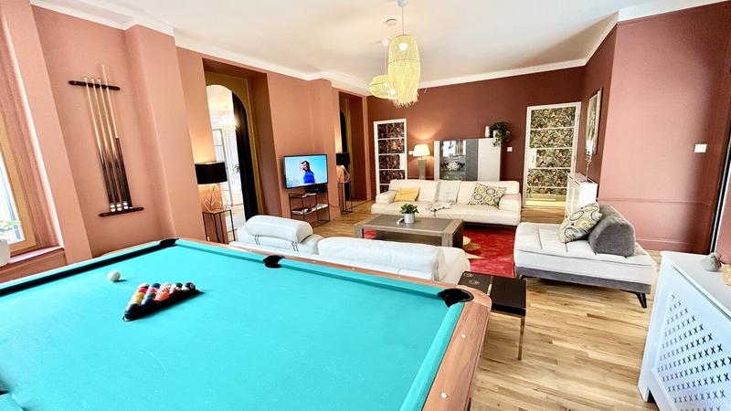 Maison - 230 m² - 8 pièces