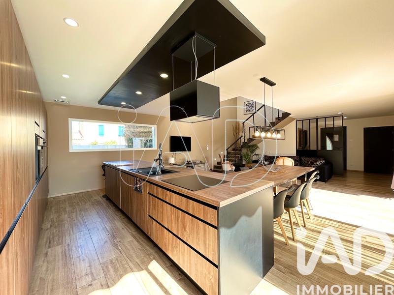 Maison - 181 m² - 6 pièces