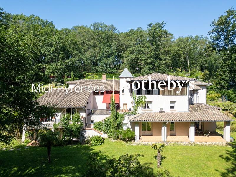 Maison - 661 m² - 19 pièces