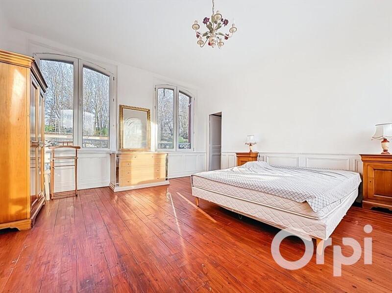 Maison - 210 m² - 12 pièces