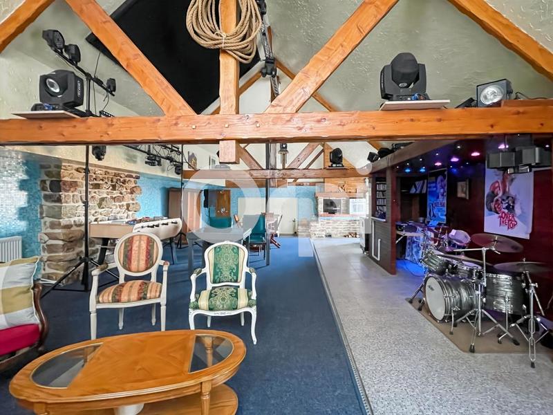 Maison - 220 m² - 6 pièces