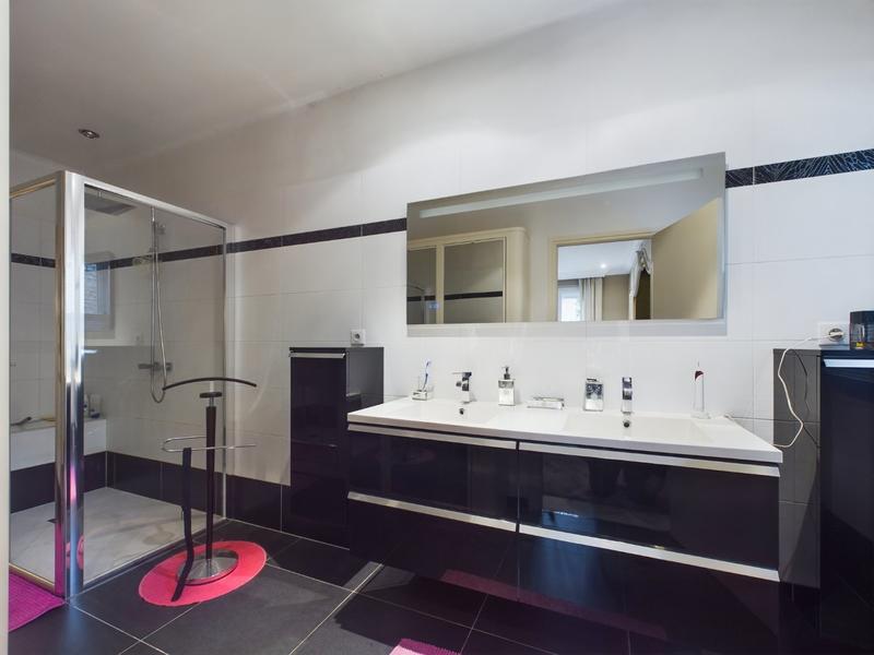 Maison - 280 m² - 9 pièces