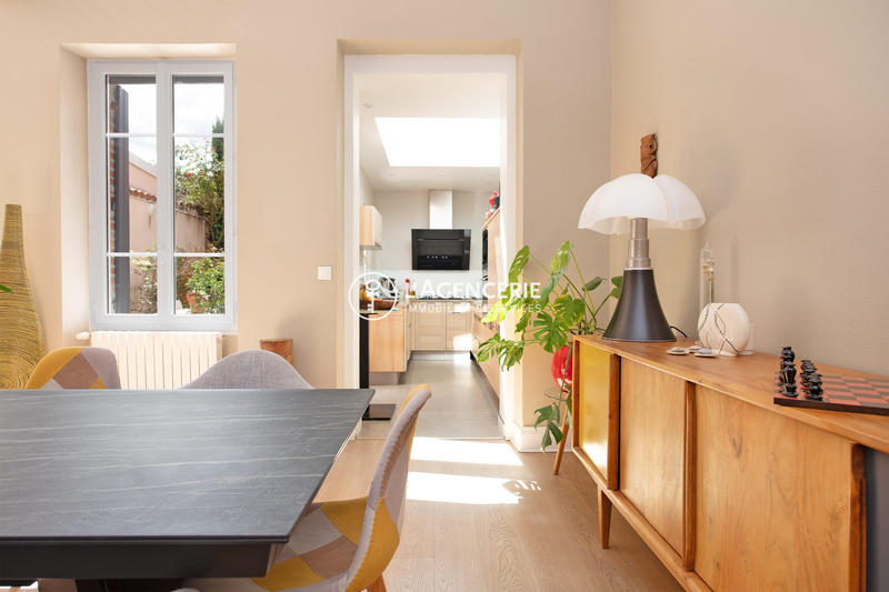 Maison - 235 m² - 9 pièces