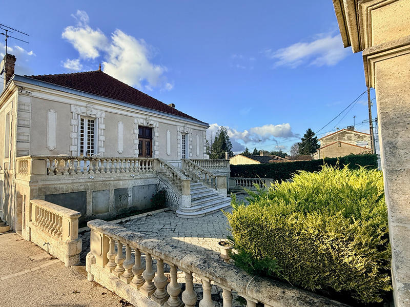 Maison - 360 m² - 10 pièces