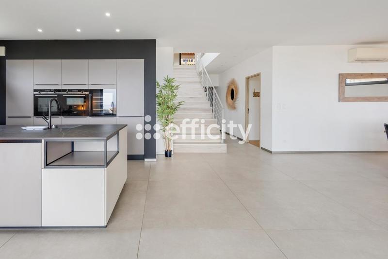 Maison - 211 m² - 7 pièces