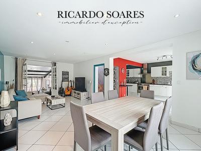 Maison - 277 m² - 10 pièces