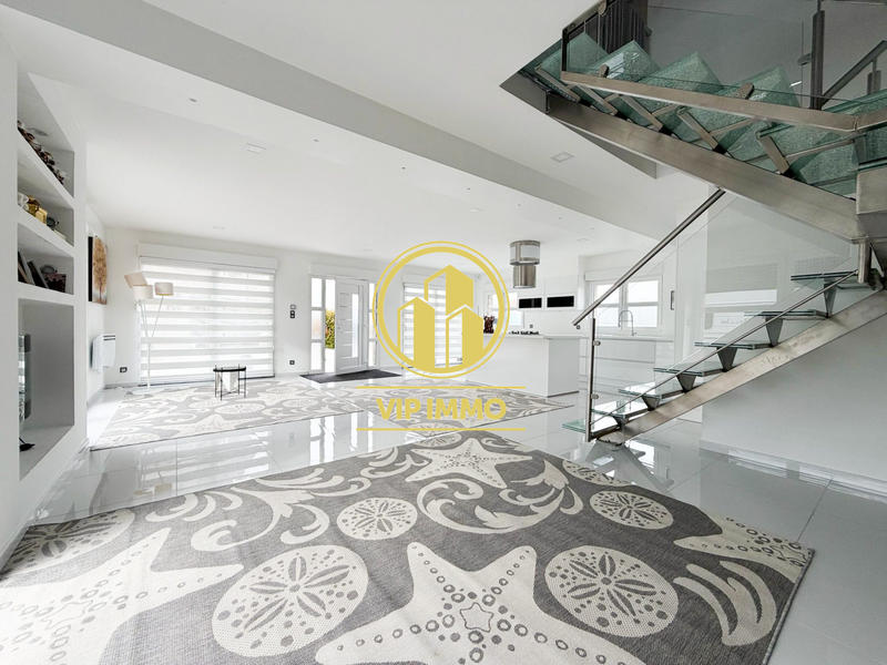 Maison - 220 m² - 10 pièces