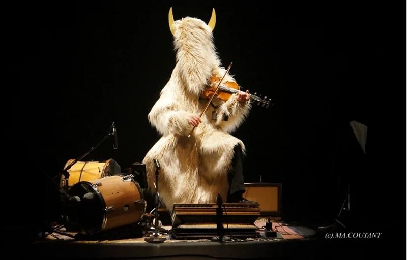 Villes en scène &gt; Cavalcade en Cocazie - Rédèr Nouhaj / Collectif les Vibrants Défricheurs