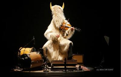 Villes en scène &gt; Cavalcade en Cocazie - Rédèr Nouhaj / Collectif les Vibrants Défricheurs