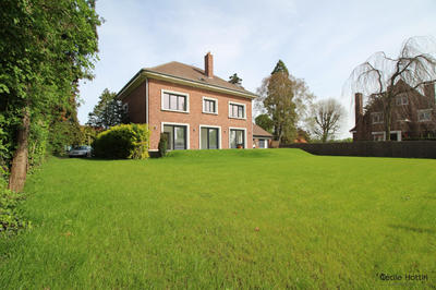 Maison - 240 m² - 9 pièces