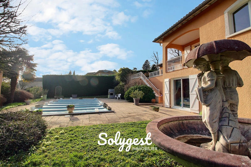 Maison - 305 m² - 7 pièces