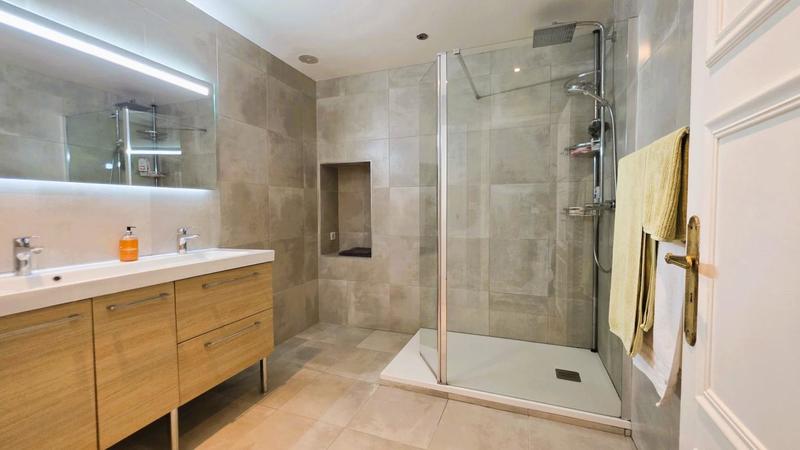 Propriété - 450 m² - 17 pièces