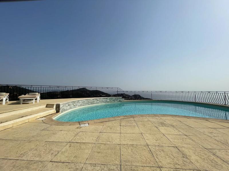 Villa - 168 m² - 6 pièces