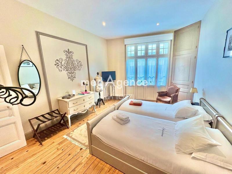 Maison - 279 m² - 12 pièces