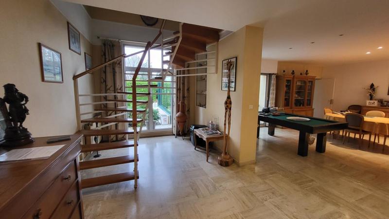 Maison - 229 m² - 8 pièces