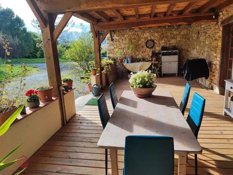 Propriété - 254 m² - 7 pièces