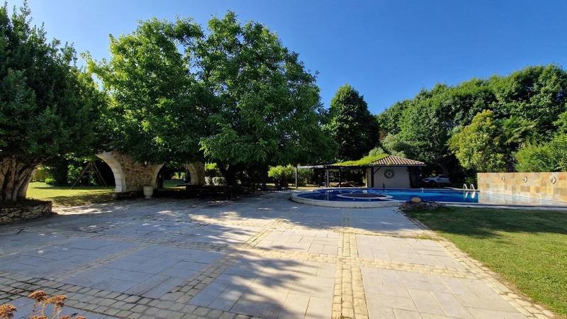 Demeure - 1 000 m² - 20 pièces