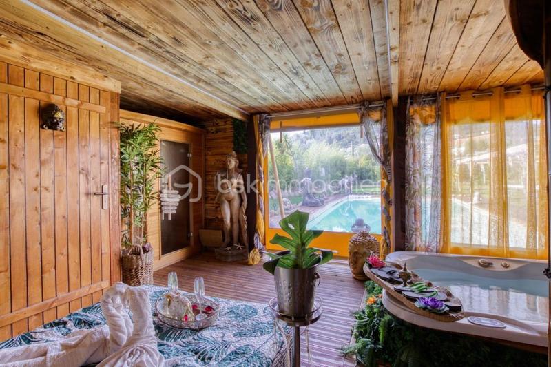 Villa - 254 m² - 10 pièces