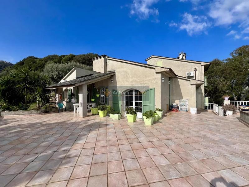 Maison - 381 m² - 12 pièces