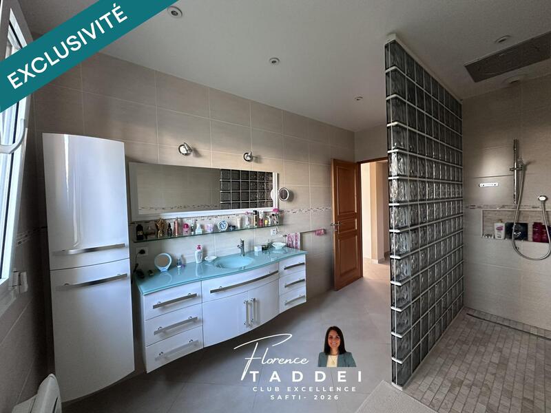 Maison - 320 m² - 10 pièces