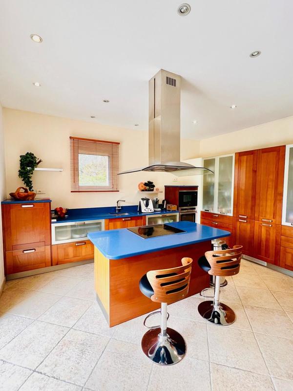 Villa - 244 m² - 6 pièces