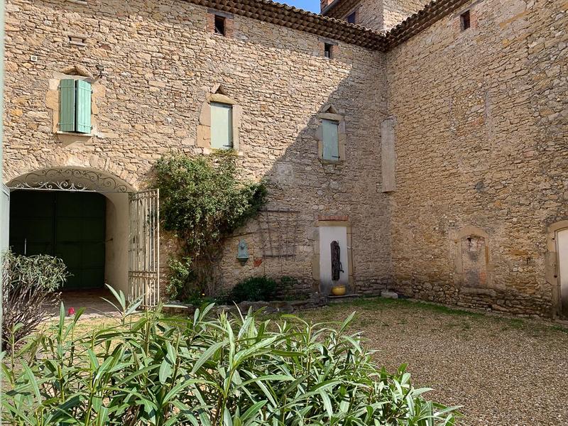 Mas - 896 m² - 25 pièces