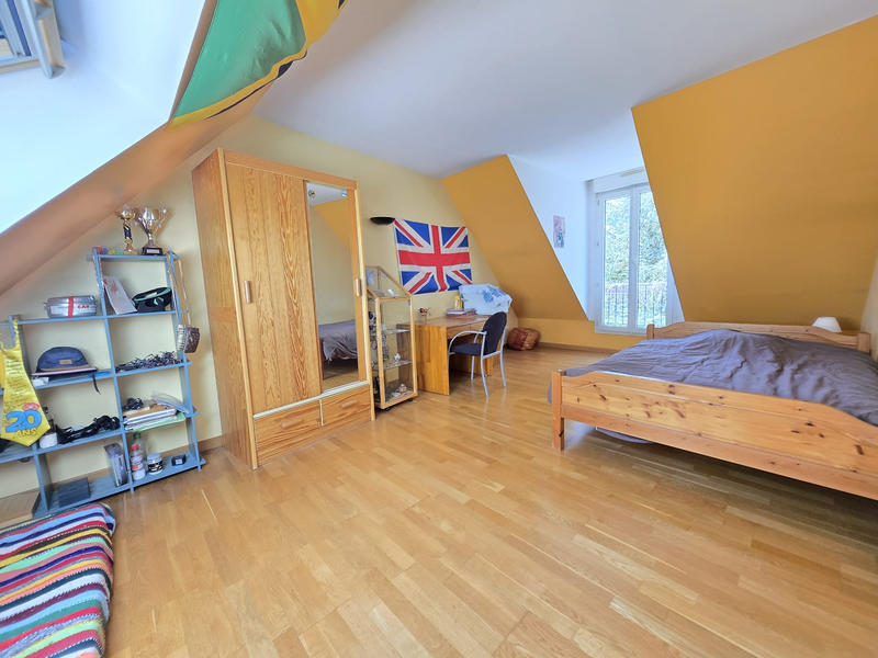 Maison - 230 m² - 9 pièces