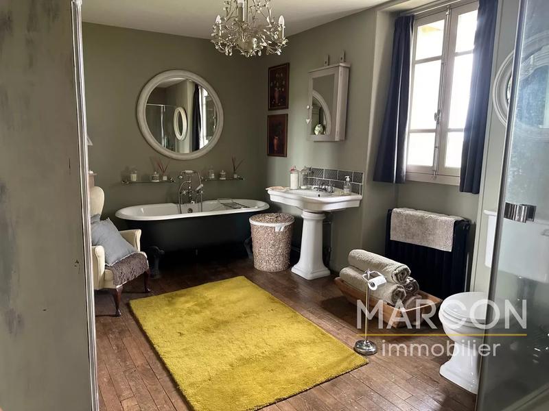 Propriété - 318 m² - 10 pièces