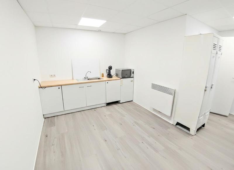 Entrepôt - 1 100 m² - 13 pièces