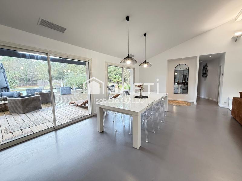 Maison - 240 m² - 9 pièces